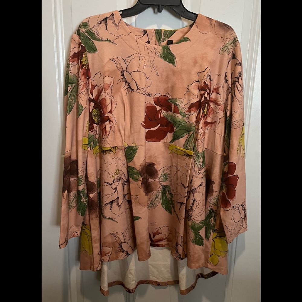 NEW Melissa McCarthy long sleeve high low top. Heavy stretch material.